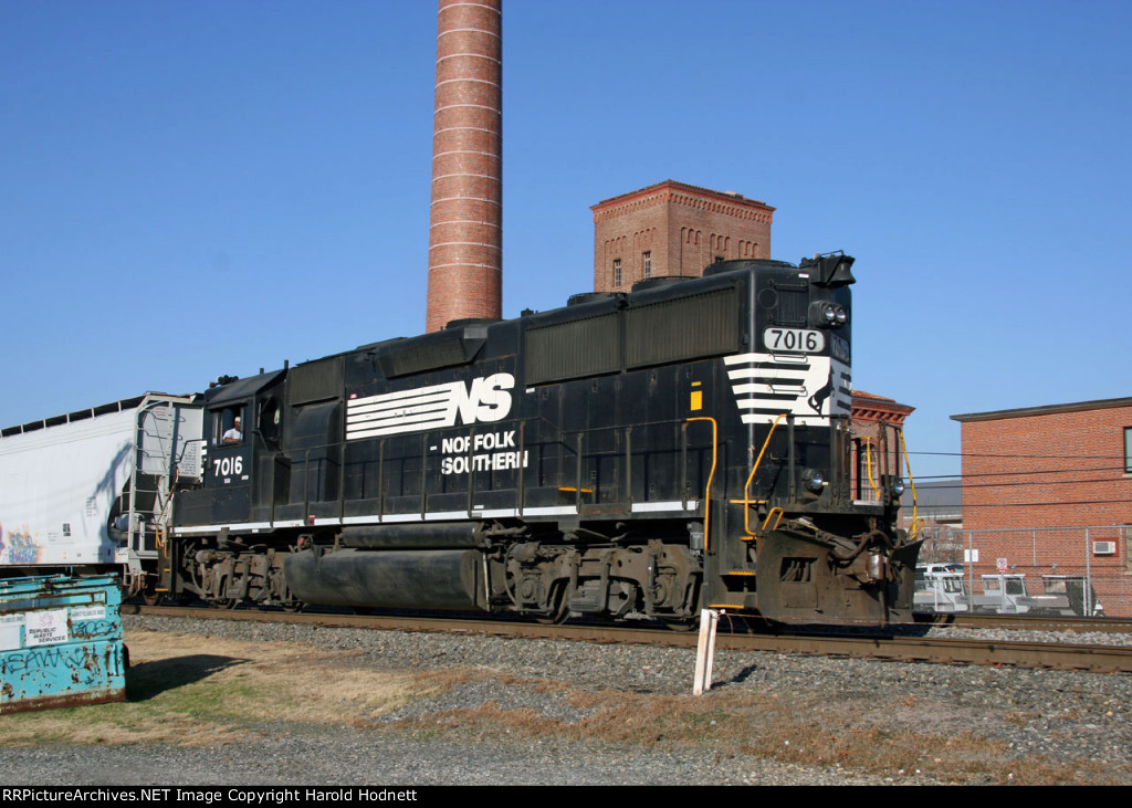 NS 7016 leads train PP05 towards Elm